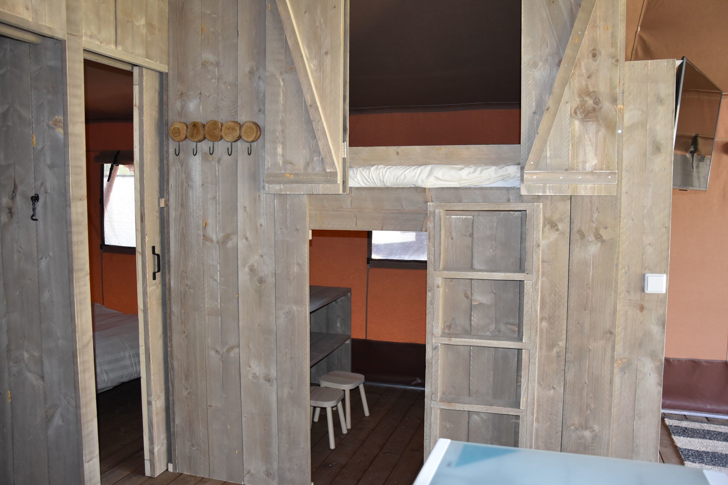 Outdoor lodge met hond — foto 8