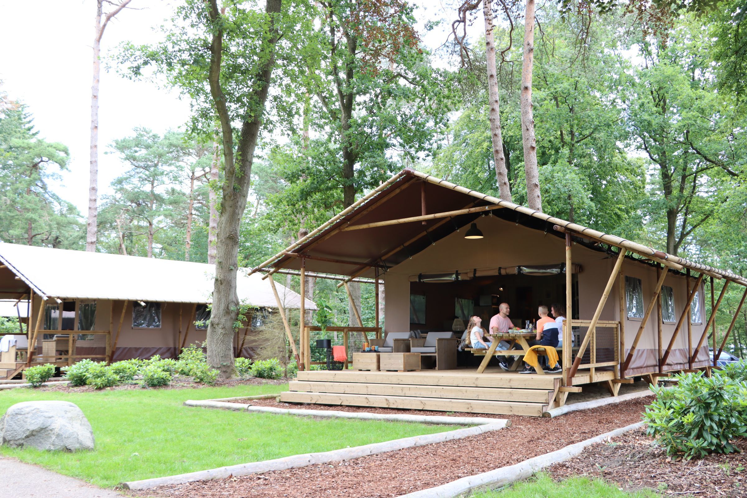 Outdoor lodge met hond — foto 11