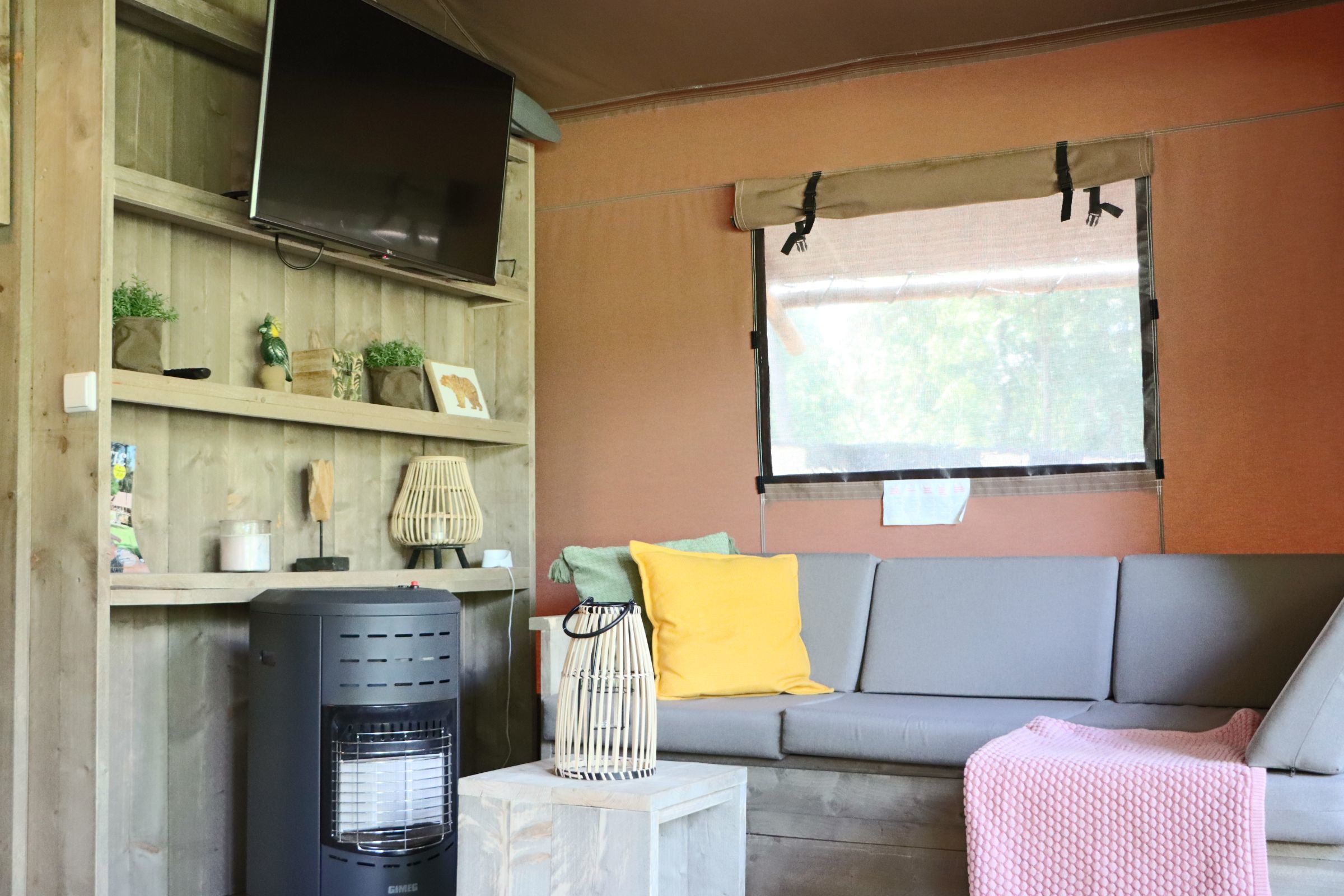 Outdoor lodge met hond — foto 6