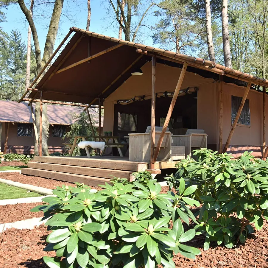 Glamping vakantiepark met zwembad waterglijbaan